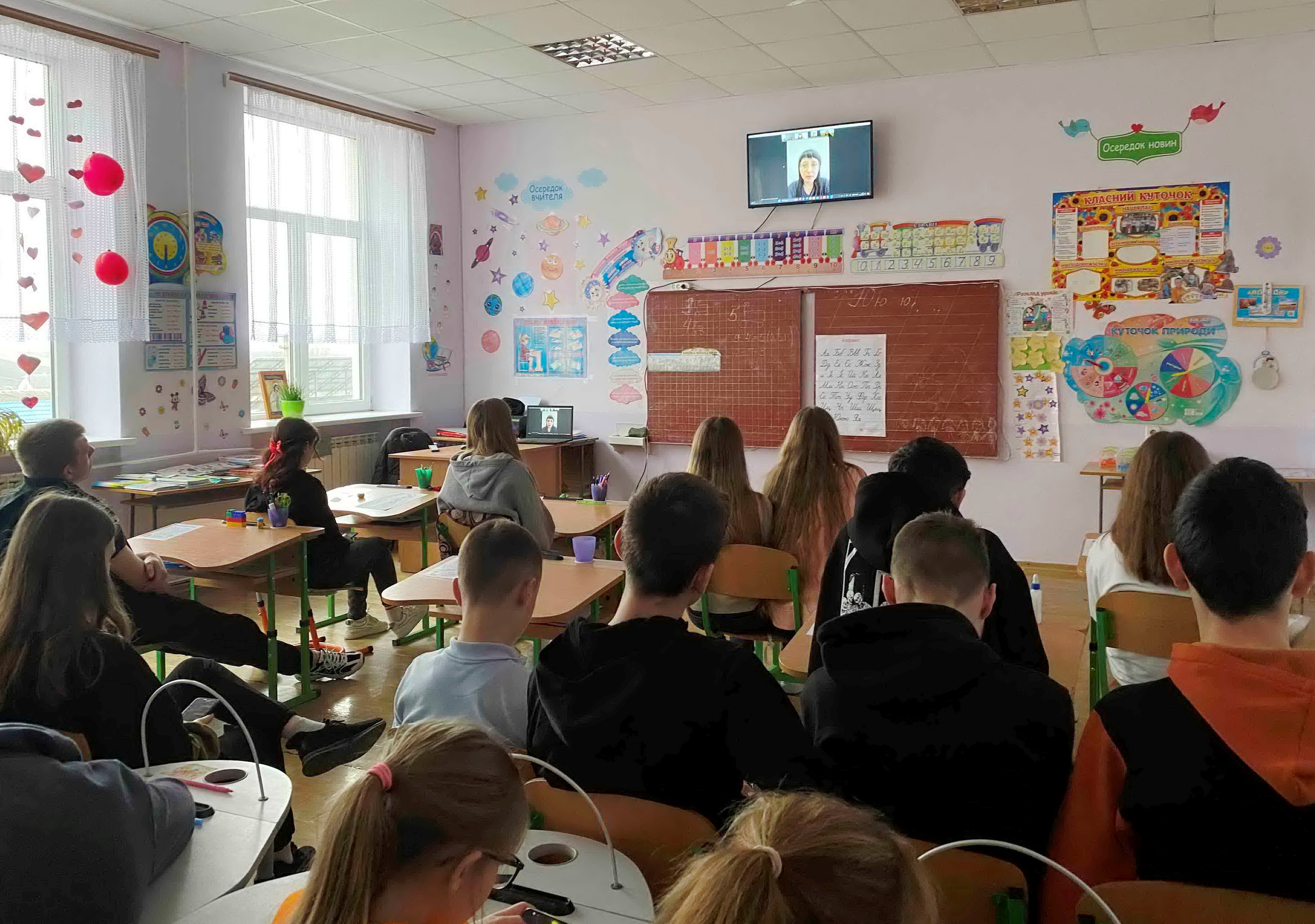 Учнівська аудиторія зацікавлено слухає